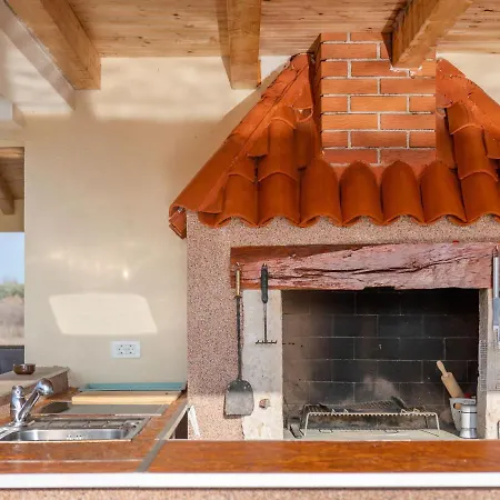 Casa de Férias Dainty Holiday In Novigrad With Private Swimming Pool *