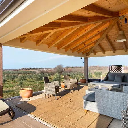 Casa de Férias Dainty Holiday In Novigrad With Private Swimming Pool