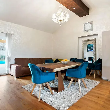 Casa de Férias Dainty Holiday In Novigrad With Private Swimming Pool *