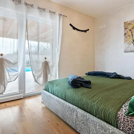 Dainty Holiday In Novigrad With Private Swimming Pool Casa de Férias