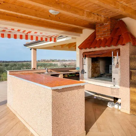 Casa de Férias Dainty Holiday In Novigrad With Private Swimming Pool *